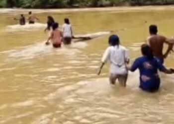 Jembatan Putus Total, Warga Batang Kundur Pasaman Terpaksa Seberangi Sungai