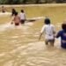 Jembatan Putus Total, Warga Batang Kundur Pasaman Terpaksa Seberangi Sungai