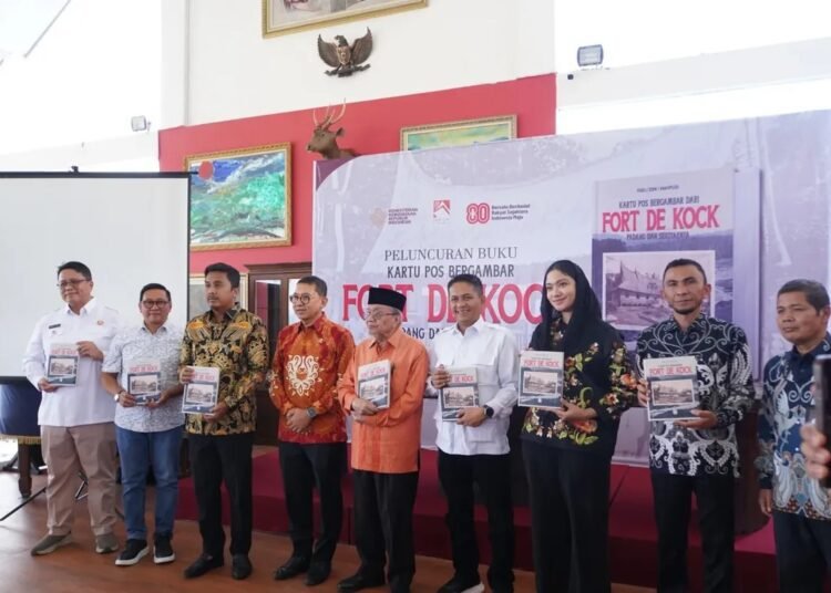 Wakil Wali Kota Padang Panjangc menghadiri peluncuran Buku Kartu Pos Bergambar pada Sabtu, (2/8).