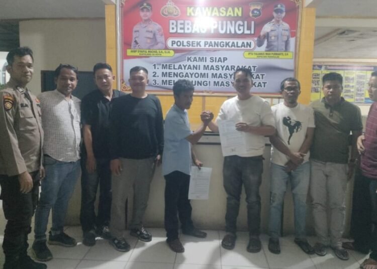 Supervisor SPBU di Nagari Tanjung Balik, Kecamatan Pangkalan, Limapuluh Kota, berdamai dengan warga nagari tersebut di Markas Polsek Pangkalan pada pada Minggu (3/8). Foto: Polsek Pangkalan