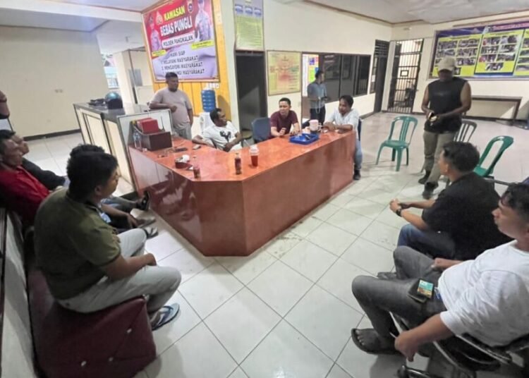 Polisi memediasi perdamaian antara supervisor SPBU dan warga Nagari Tanjung Balik, Kecamatan Pangkalan, Limapuluh Kota, di Markas Polsek Pangkalan pada pada Minggu (3/8). Foto: Polsek Pangkalan