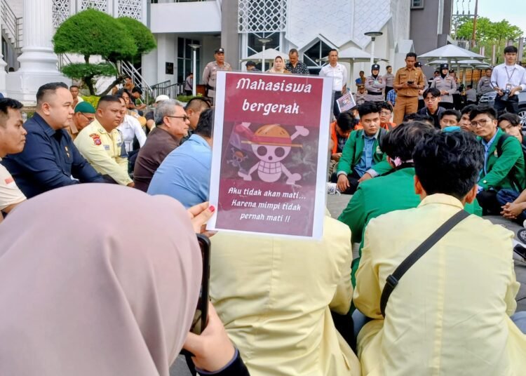 Poster Jolly Roger dari anime Jepang One Piece  muncul di tengah aksi demonstrasi mahasiswa di Sumatera Barat