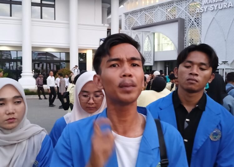 Aliansi Mahasiswa Pasaman Barat diwawancarai wartawan setelah demonstrasi Aliansi BEM Sumbar selesai di depan Kantor DPRD Sumbar pada Senin (4/8). Foto: Dharma Harisa