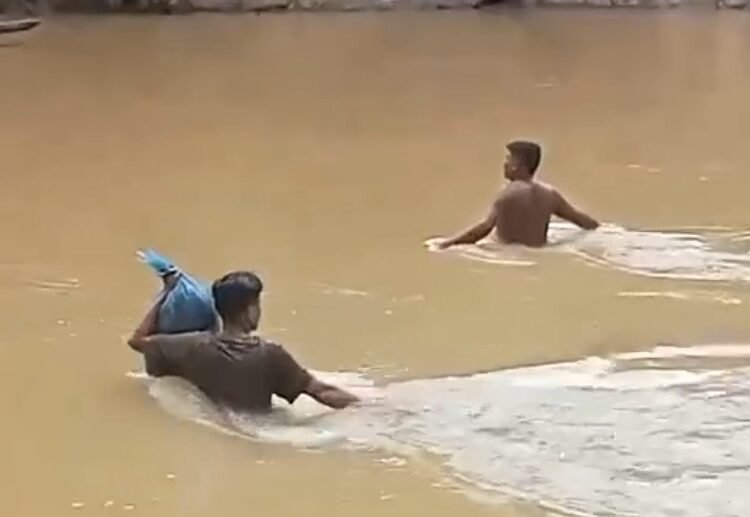 Seorang penghulu di Kabupaten Pasaman semberangi sungai untuk menikahkan warga.