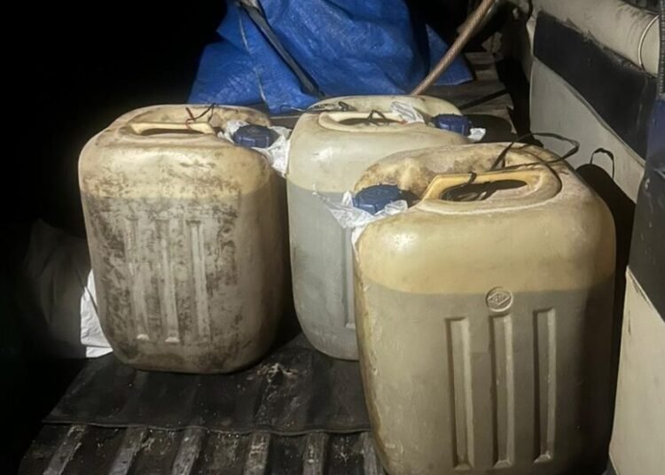 Polisi menyita tiga jeriken yang berisi 96 liter solar bersubsidi dari seseorang di jalan umum Pasar Baru Muara Labuh, Jorong Kampung Palak, Nagari Pasir Talang Selatan, Kecamatan Sungai Pagu, Solok Selatan, Jumat (1/8). Foto: Polres Solok Selatan