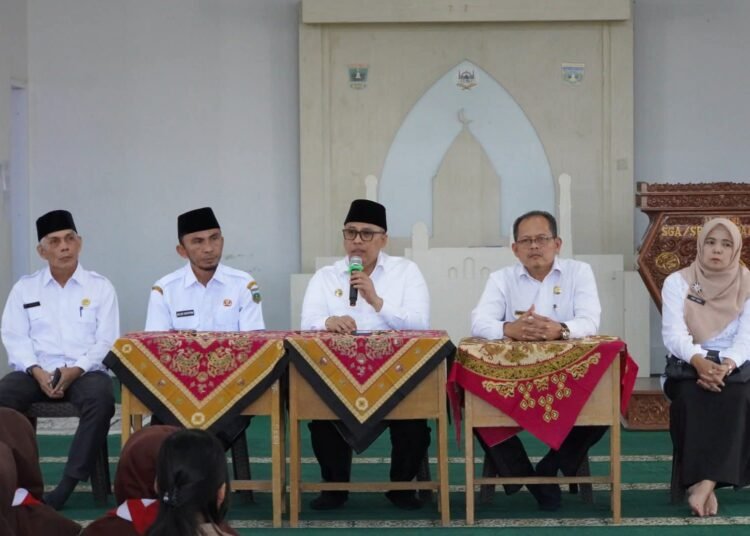 Wali Kota Padang Panjang, Hendri Arnis saat dialog inspiratif  di SMAN 1 Padang Panjang.