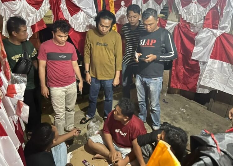 Seorang pedagang bendera merah putih di Dharmasraya ditangkap polisi saat bermain judi slot di ponselnya di depan warung simpang empat Jorong Pasar Koto Baru, Nagari Koto Baru, Kecamatan Koto Baru, Rabu (6/8) sekitar pukul 00.15 WIB. Foto: Polres Dharmasraya