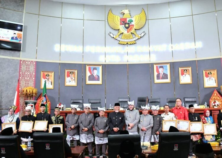 Pemko Padang memberikan penghargaan pin emas kepada 12 tokoh masyarakat inspiratif. (Foto: Diskominfo Padang)