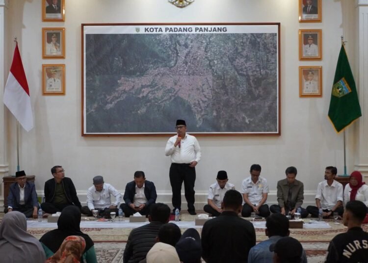 Pemko Padang memberikan penghargaan pin emas kepada 12 tokoh masyarakat inspiratif. (Foto: Diskominfo Padang).