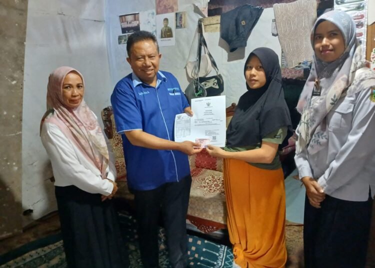Disdukcapil Padang Panjang menyerahkan Akta Kelahiran, KIA, dan Kartu Keluarga ke rumah salah satu warga Kelurahan Pasar Usang. (Foto: Kominfo Padang Panjang)