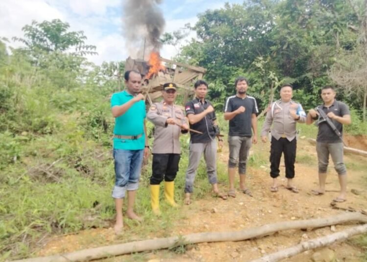 Polisi membakar peralatan tambang emas ilegal di aliran Sungai Momo, Jorong Tanjung Durian, Nagari Padang Limau Sundai, Kecamatan Sangir Jujuan, Solok Selatan, pada Kamis (7/8).  Foto: Polres Solok Selatan