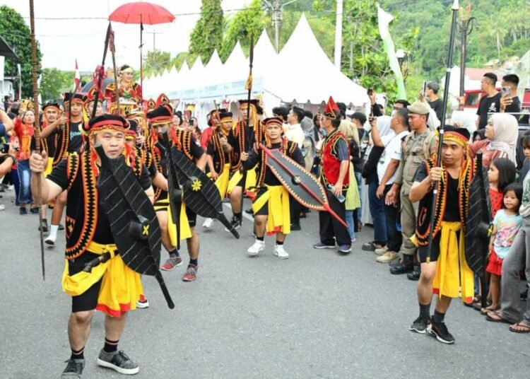 Masyarakat memadati kawasan Kota Tua Padang untuk menyaksikaln Karnaval Kota Tua  pada Kamis (7/8) sore. Foto: Pemko Padang