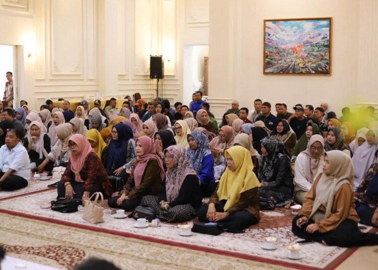 Pertemuan silaturahmi antara Wali Kota Padang Panjang dengan para Ketua RT dan LPM di Pendopo Rumah Dinas Wali Kota, Kamis (7/8/2025).