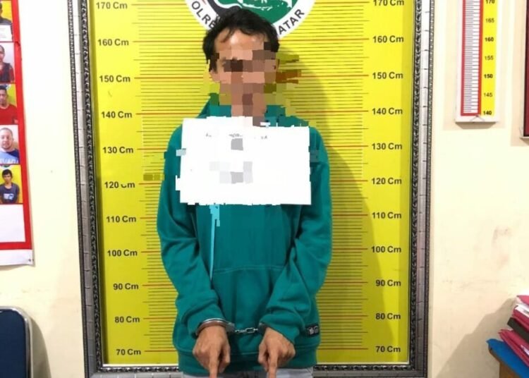 Polisi menangkap AL (37), terduga pemakai sabu-sabu, di Dusun Tuo, Nagari Limo Kaum, Kecamatan Lima Kaum, Tanah Datar, pada Kamis (7/8) sekitar pukul 21.00 WIB. Foto: Polres Tanah Datar