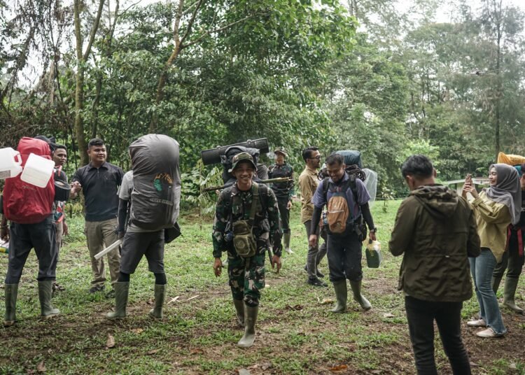 Tim tracking Gunung Kerinci via Solok Selatan.