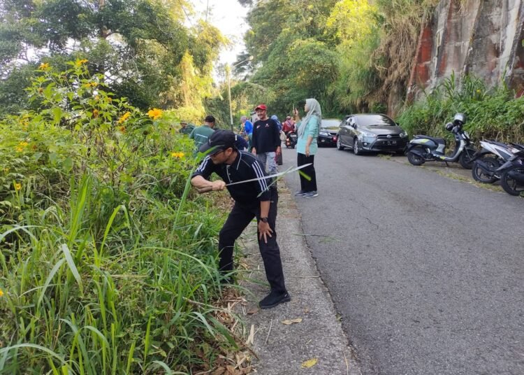 ASN dan Tenaga Harian Lepas (THL) Pemko Padang Panjang melakukan Gotong Royong  pada Sabtu (9/8/2025). (Foto: Kominfo Padang Panjang).