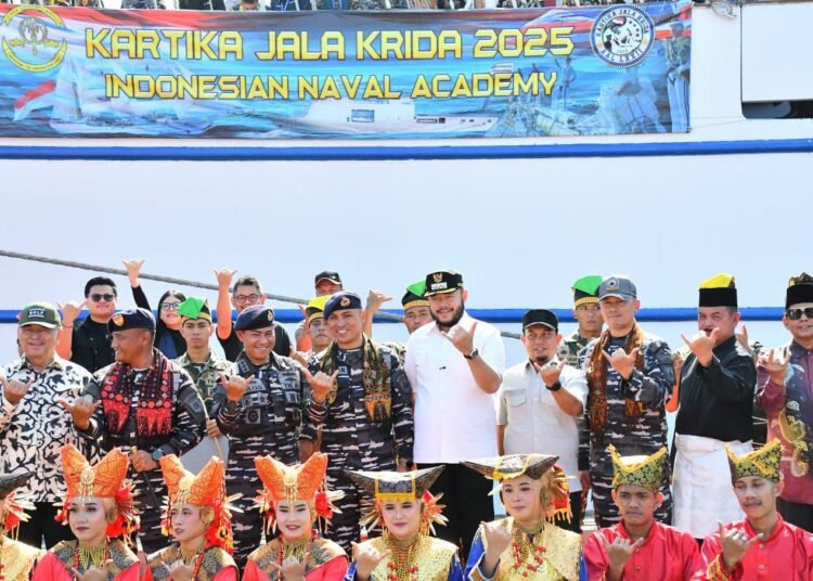 Wali Kota Padang, Fadly Amran, menghadiri penyambutan Kapal Republik Indonesia (KRI) Bima Suci di Pelabuhan Teluk Bayur, Sabtu (9/8/2025) pagi. Foto: Pemko Padang
