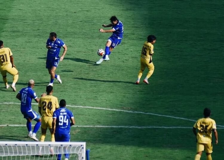Pemain Persib, Uilliam Barros, menendang bola ke gawang Semen Padang FC di Stadion Gelora Bandung Lautan Api (GBLA), Kota Bandung, Sabtu (9/8/2025). Foto: IG Persib