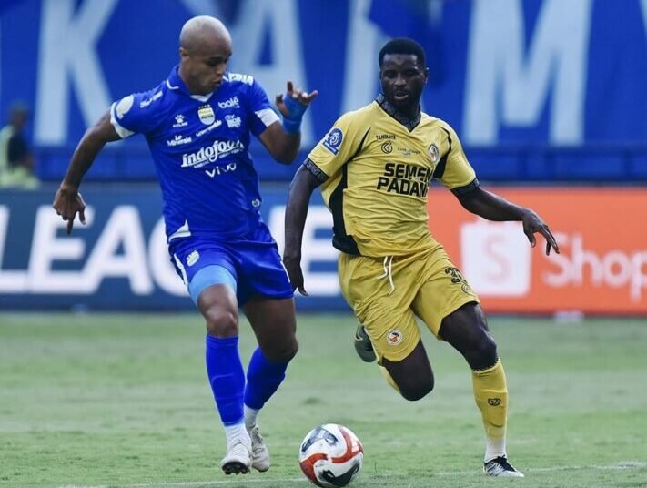 Pemain Persib berebut bola dengan pemaian Semen Padang FC pada laga pembuka Super League 2025-2026 di Stadion Gelora Bandung Lautan Api (GBLA), Kota Bandung, Sabtu (09/08/2025). Foto: IG Persib