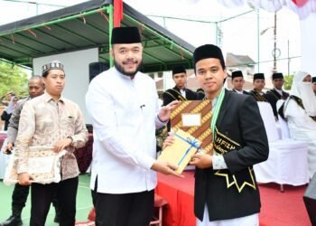 54 Santri Tahfizh Daarul Quran Padang Diwisuda Wako Fadly Amran