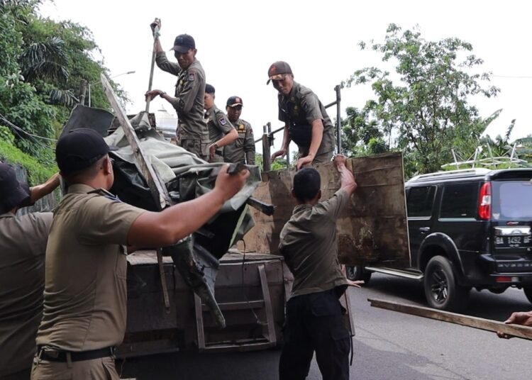 Satpol PP Padang menertibkan lapak PKL di sepanjang Jalan Sutan Syahrir, Kecamatan Padang Selatan, Kota Padang.