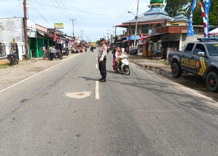 Polisi menunjuk tempat kecelakaan maut di jalan nasional di Kampung Koto Panai, Nagari Air Haji, Kecamatan Linggo Sari Baganti, Pesisir Selatan, Senin (11/8) sekitar pukul 14.15 WIB. Foto: Polsek Linggo Sari Baganti
