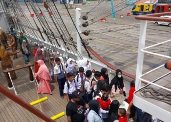 Antusias Pelajar Padang Kunjungi KRI Bima Suci di Teluk Bayur