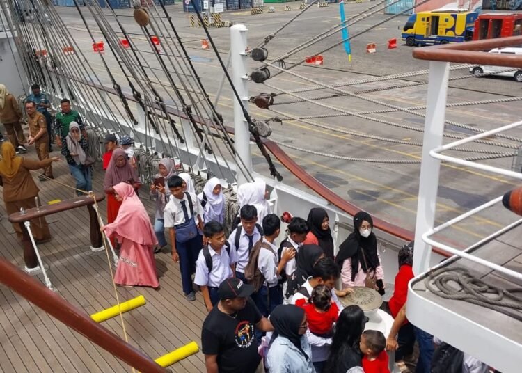 Pelajar Padang kunjungi KRI Bima Suci di Teluk Bayur pada Senin, (11/8). (Foto: Diskominfo Padang).