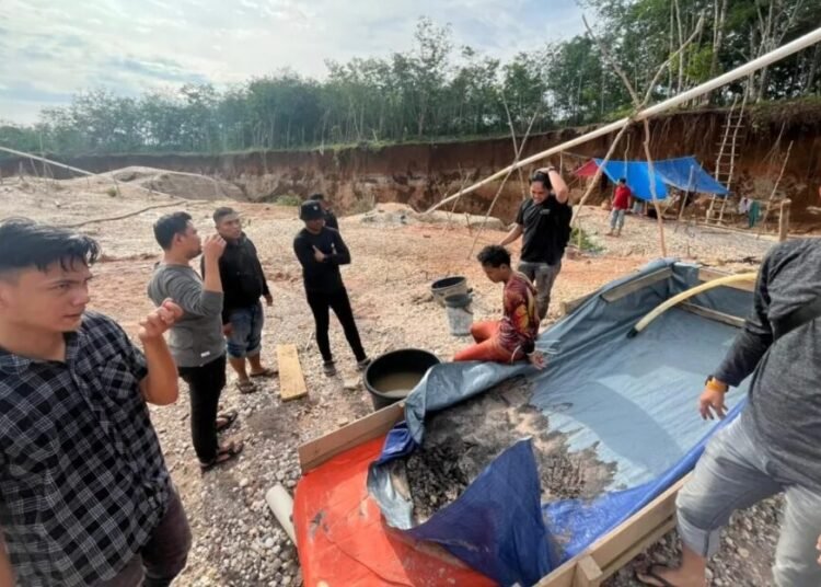 Direktorat Reserse Kriminal Khusus (Ditreskrimsus) Kepolisian Daerah (Polda) Sumatera Barat (Sumbar) menggerebek aktivitas penambangan emas tanpa izin (PETI) di Jorong Koto Salak, Kecamatan Koto Salak, Kabupaten Dharmasraya, Senin (11/8). Foto: Polda Sumbar