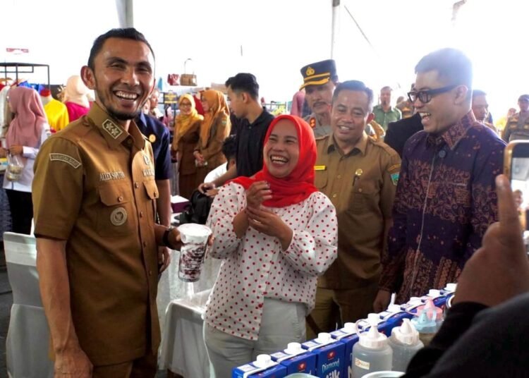 Wawako Allex  meninjau stand UMKM di Festival Serambi Merah Putih, Selasa, (12/8). (Foto: Kominfo Padang Panjang)