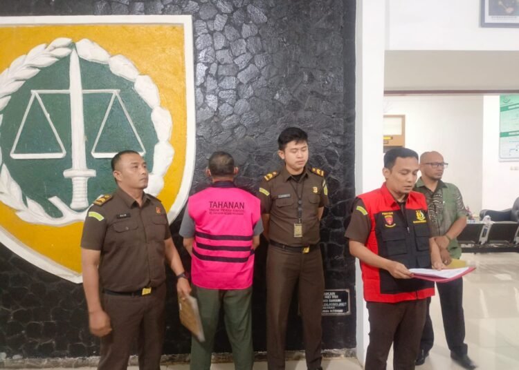 Kejaksaan Negeri Pasaman menahan mantan Wali Nagari Panti, Kecamatan Panti, Kabupaten Pasaman atas dugaan korupsi dana desa dan dana nagari tahun anggaran 2022.