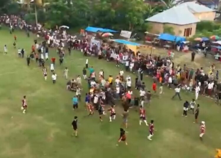 Tangkapan layar kericuhan pada pertandingan sepak bola di Lapangan Sepak Bola Ampang Pulai di Nagari Pulau Karam, Kecamatan Koto XI Tarusan, Pesisir Selatan, pada Rabu (6/8) sore ricuh. Foto: IST
