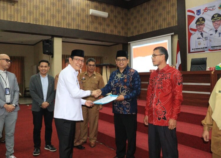 Wali Kota Payakumbuh Zulmaeta menyerahkan akta badan hukum Koperasi Merah Putih kepada perwakilan pengurus.
