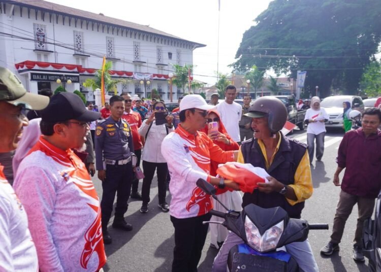 Pemko Padang bagikan bendera merah putih kepada warga, Rabu (13/8).