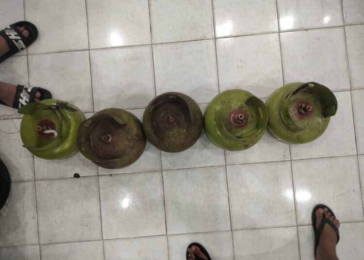 Lima tabung gas 3 kg yang dicuri MY di sebuah kandang ayam di Situjuh, Limapuluh Kota. Foto: Polres Payakumbuh