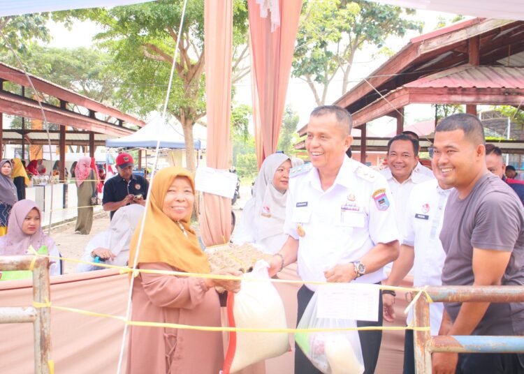 Wakil Wali Kota Payakumbuh, Elzadaswarman, menyerahkan paket sembako kepada warga saat gelaran Pasar Murah di Pasar Rakyat Padang Kaduduak, Rabu (13/8/2025).