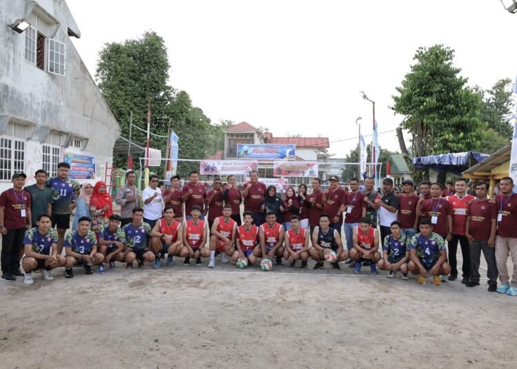 Wali Kota Pariaman Yota Balad membuka secara resmi Open Turnamen Bola Voli Garuda Muda yang digelar di lapangan voli Kelurahan Pondok II, Kecamatan Pariaman Tengah, Rabu (13/8) sore.