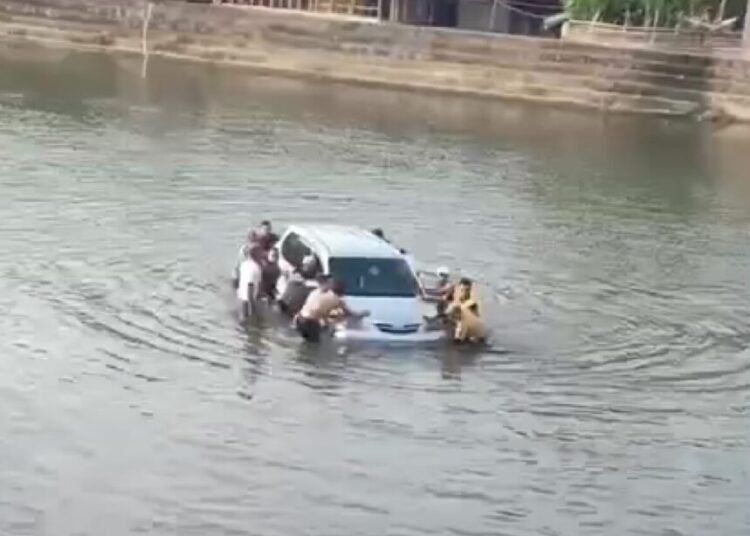 Sejumlah warga mendorong mobil di sungai di Kampung Bukik Kaciak, Nagari Rantau Simalenang, Kecamatan Linggo Sari Baganti, Pesisir Selatan, pada Kamis (14/8) siang. Foto: IST