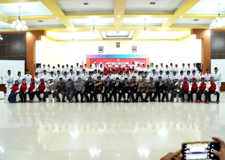 Sebanyak 65 pelajar terbaik SLTA sederajat Kota Padang Panjang resmi dikukuhkan sebagai Pasukan Pengibar Bendera Pusaka (Paskibraka) oleh Wali Kota, Hendri Arnis pada Jumat (15/8/2025).