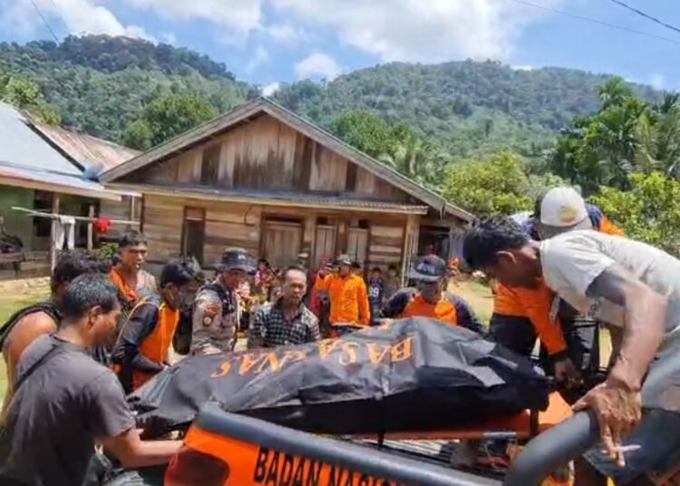Penemuan korban hanyut di Sungai Batang Pasaman, Kabupaten Pasaman Barat, Minggu (17/8/2025).  (Foto: Basarnas Padang)
