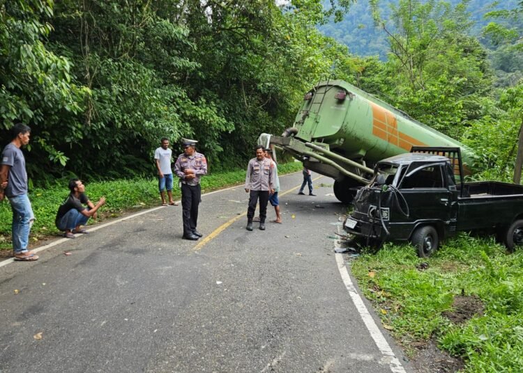 Mobil truk tangki pengangkut crude palm oil (CPO) tabrakan dengan mobil L300 di Jalan Lintas Tapan–Sungai Penuh, tepatnya di daerah Sako, Kecamatan Basa Ampek Balai Tapan, Kabupaten Pesisir Selatan pada Senin (18/08/2025).