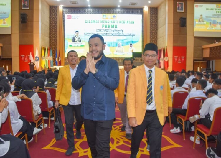 Wali Kota Padang, Fadly Amran, menjadi salah satu pembicara kunci dalam kegiatan PKKMB UNP di auditorium kampus tersebut pada Senin (18/8). Foto: Pemko Padang