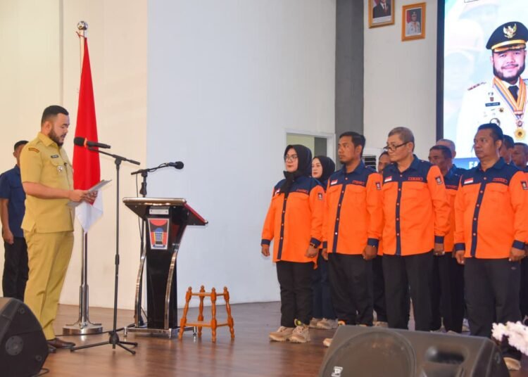 Wali Kota Padang Fadly Amran mengukuhkan Pengurus Forum Kelompok Siaga Bencana (FKSB) Kota Padang Periode 2025–2030.