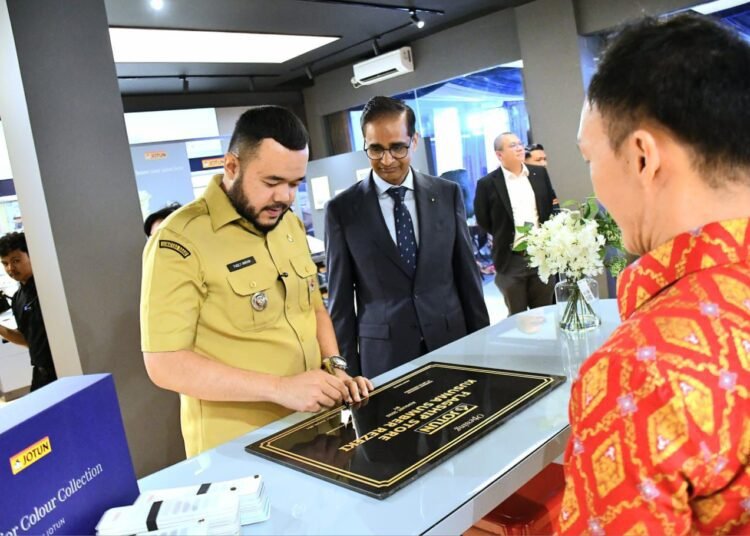 Wali Kota Padang, Fadly Amran, meresmikan Jotun Flagship Store Padang yang berlokasi di Jalan Veteran No.36 ABC, Kelurahan Purus, Kecamatan Padang Barat.