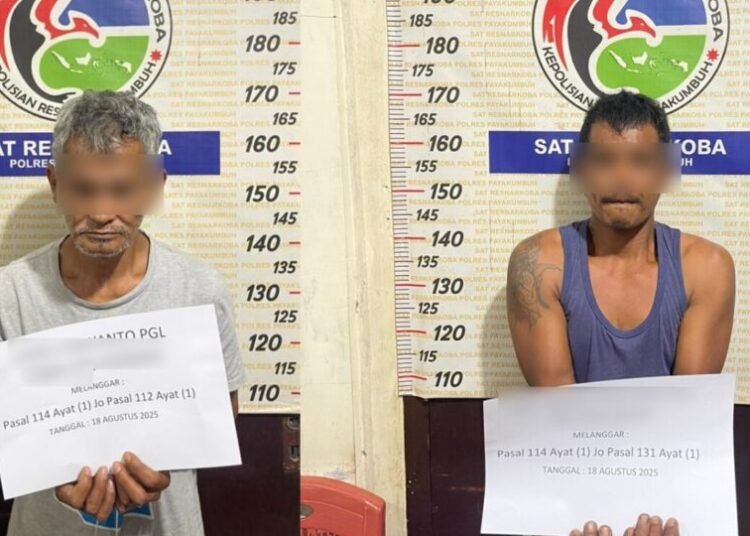 Polisi menangkap dua terduga pengedar sabu-sabu di Jalan Ahmad Yani, Kelurahan Nunang Daya Bangun, Kecamatan Payakumbuh Barat, tepatnya di bawah kanopi pusat kuliner Kota Payakumbuh, Senin (18/8) malam. Foto: Polres Payakumbuh