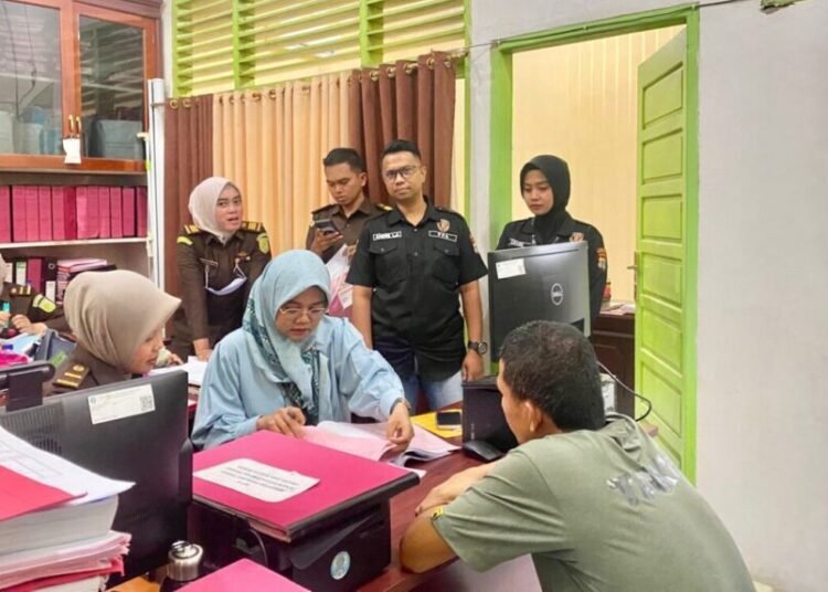 PH, tersangka pelaku KDRT di Sawah Laweh, Nagari Batu Hampa, Kecamatan Koto XI Tarusan, Pesisir Selatan, diperiksa jaksa di Kantor Kejaksaan Negeri Pesisir Selatan pada Selasa (19/8). Foto: Kejaksaan Negeri Pesisir Selatan