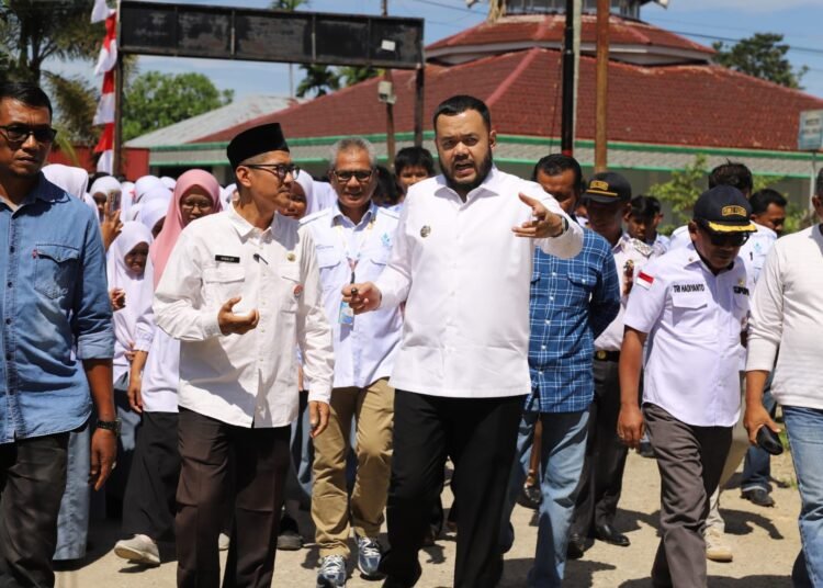 Wali Kota Padang Fadly Amran meninjau fasilitas air bersih dan kondisi jalan menuju SMA Negeri 17 Padang di Jalan Palarik, Kelurahan Aie Pacah, Kecamatan Koto Tangah.