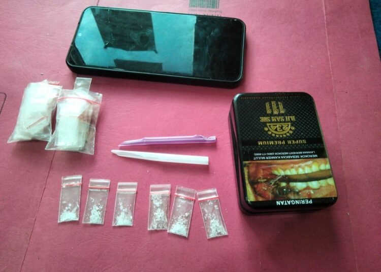 Sebagian sabu-sabu yang disitas polisi dari empat terduga pengedar sabu-sabu yang ditangkap di Dharmasraya pada Rabu (20/8) dini hari. Foto: Polres Dharmasraya