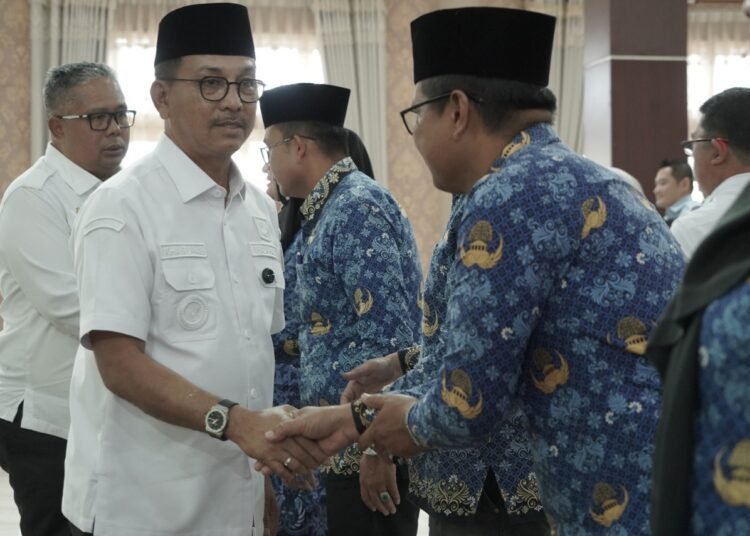 Bupati Solok Selatan, Khairunas, menyalami 12 pejabat administrator dan pejabat pengawas di lingkungan pemerintah kabupaten setempat yang baru dilantik di Aula Sarantau Sasurambi kantor bupati pada Rabu (20/8). Foto: Pemkab Solok Selatan