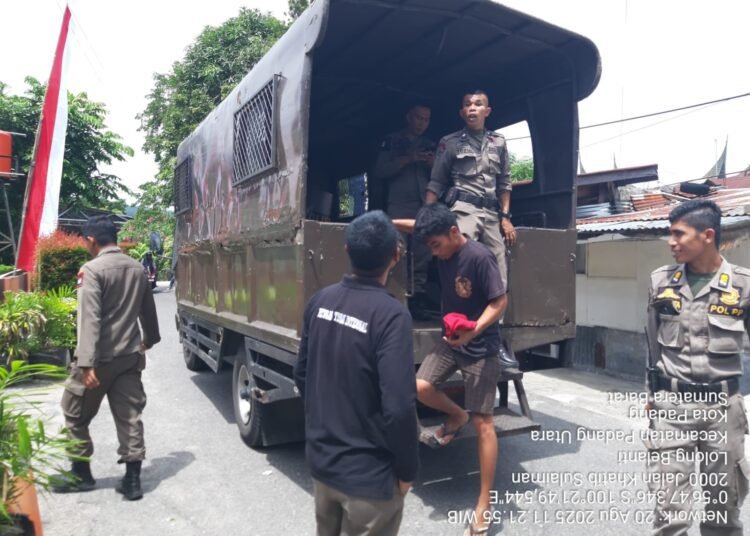 Petugas Satpol PP Padang mengamankan pemuda terlantar asal Sumatera Selatan di Koto Tangah, Rabu (20/8/2025).